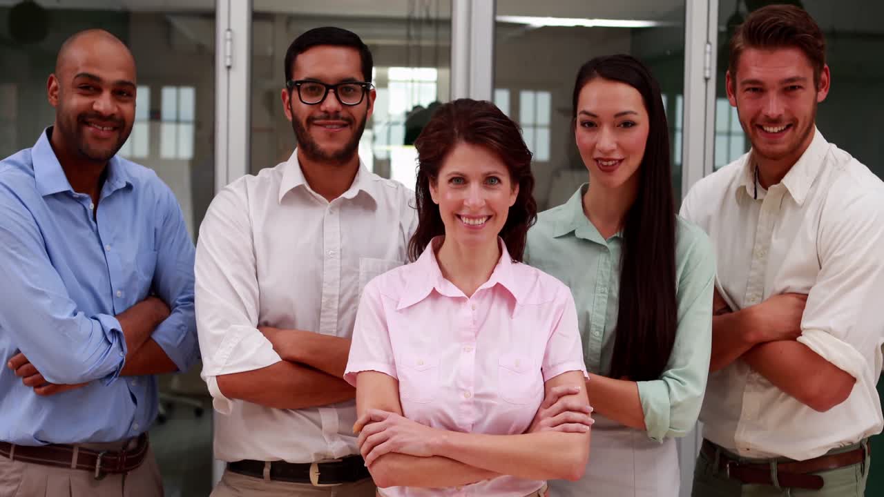 equipo de negocios casual sonriendo a la cámara
