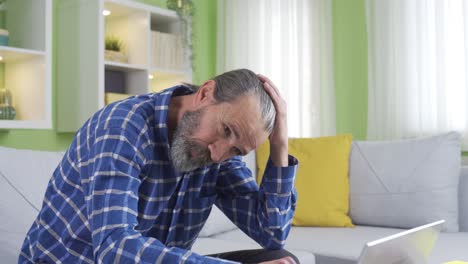 Gestresster-Alter-Mann,-Der-Zu-Hause-Am-Laptop-Arbeitet-Und-Sich-ängstlich-Und-Unruhig-Fühlt.