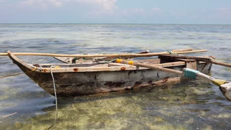 barco de pesca solitario frente a la costa de paje, zanzíbar, tanzania, plano medio