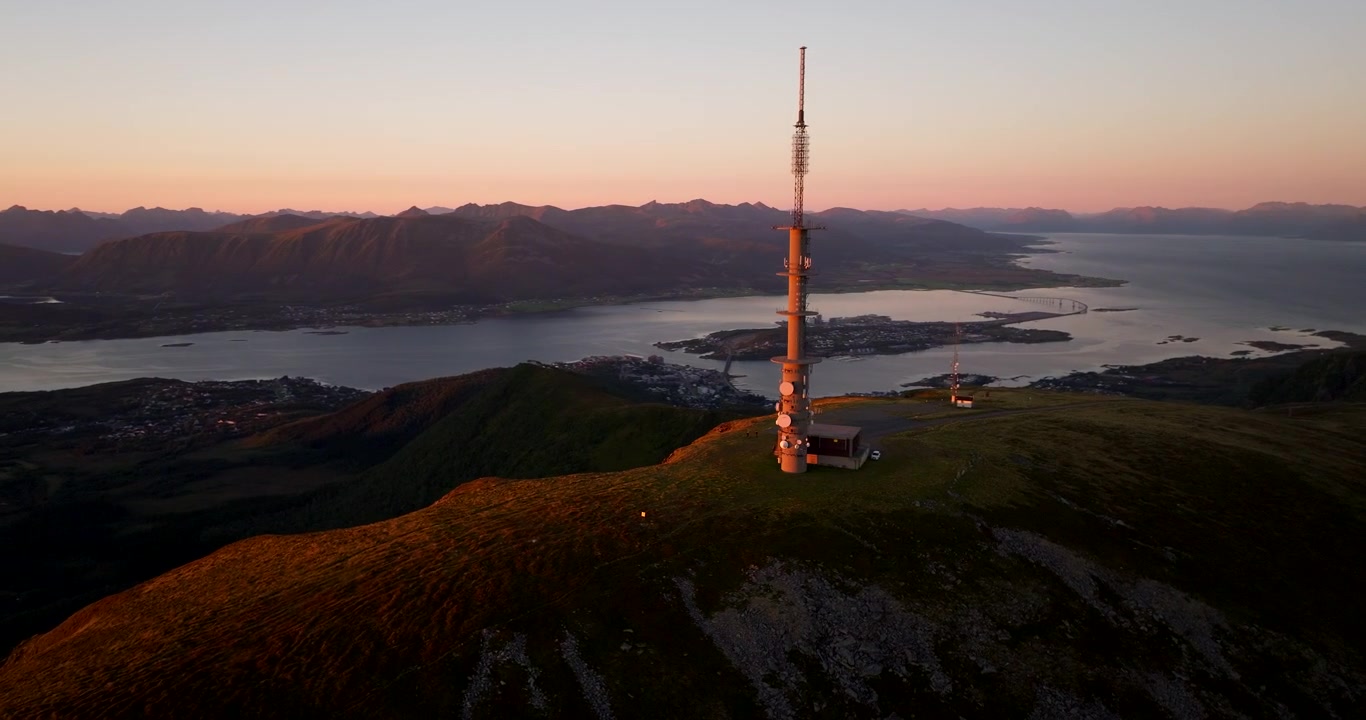 Ripresa aerea orbitante all'ora d'oro attorno alla torre TV e radio di Stokmarknes su Storheia.