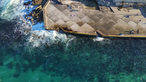 Turistas-En-Tom-Caddy-Point-Mirando-El-Agua-Clara-De-Clovelly-Bay-En-Sydney-Australia-Durante-El-Día-Soleado