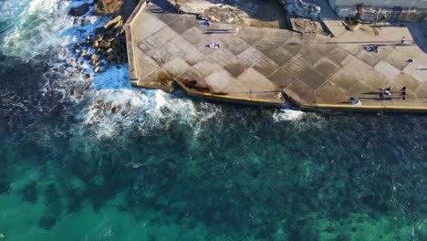 turistas en tom caddy point mirando el agua clara de clovelly bay en sydney australia durante el día soleado