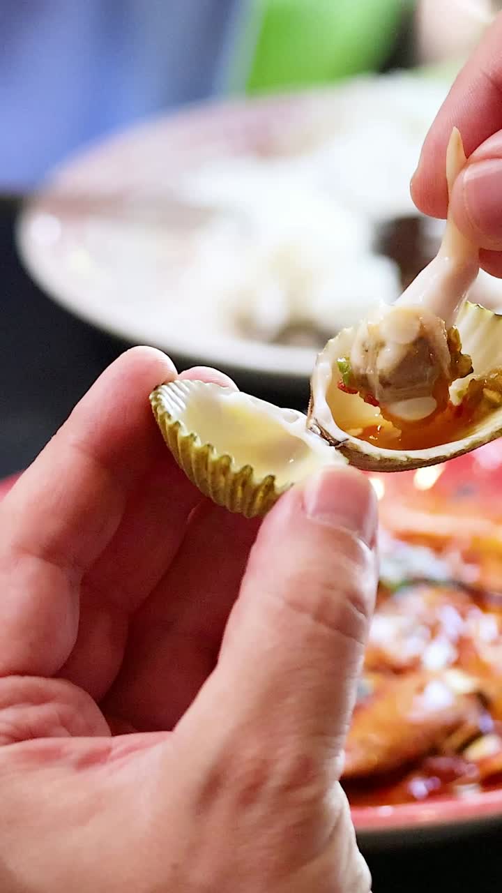 태국 푸켓 에 있는 식당 에서 인 조개 식사를 즐기고 있는 손 들