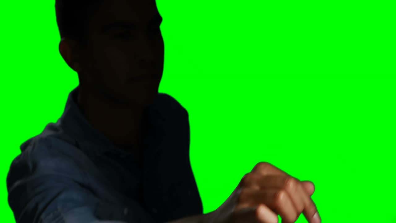 hombre tocando pantalla digital 4k