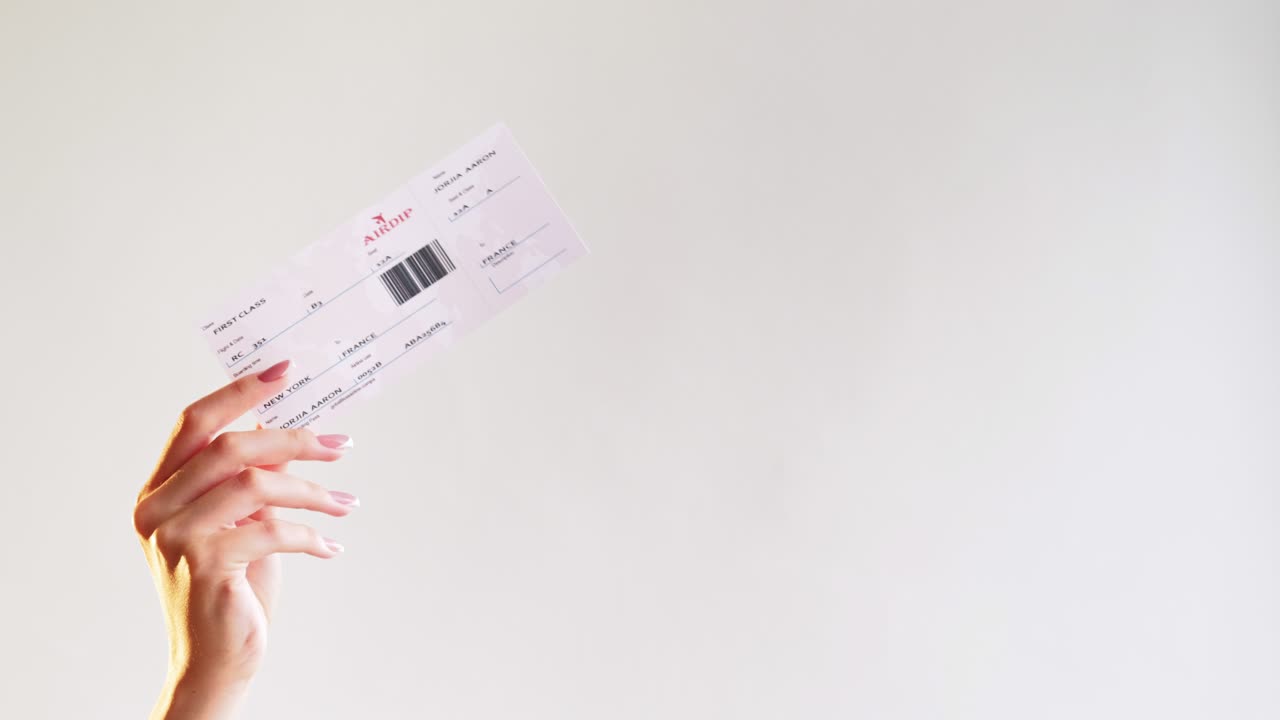 рука пассажира международного рейса