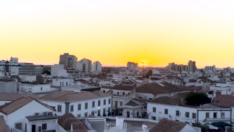 Sonnenuntergang-Mit-Einigen-Vögeln,-Die-In-Faro-Fliegen