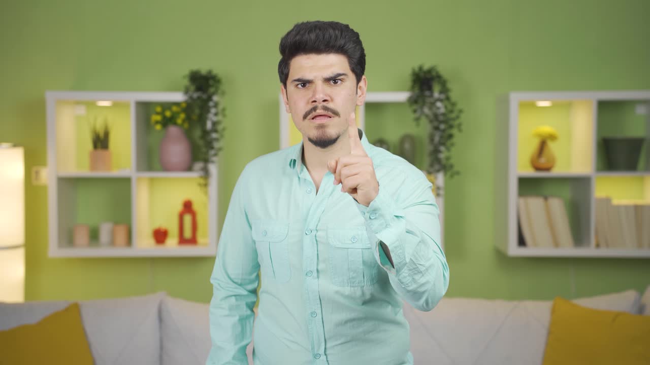 hombre enojado mirando a la cámara con expresión facial severa y enojada.