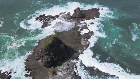 Vista-Aérea-De-Un-Dron-Delantero-De-Una-Roca-Golpeada-Por-Las-Olas