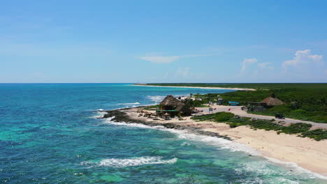 aerial-of-sun-reflecting-on-beautiful-turquoise-blue-ocean-in-Cozumel-Mexico