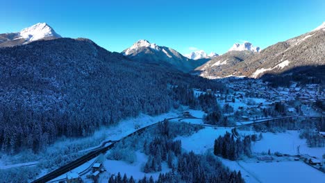 Breite-Drohnenluftaufnahme-Eines-Tals-In-Den-Bergen-Mit-Schnee-Im-Winter