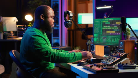 ingeniero de audio grabando y produciendo nuevas melodías en software profesional de pc