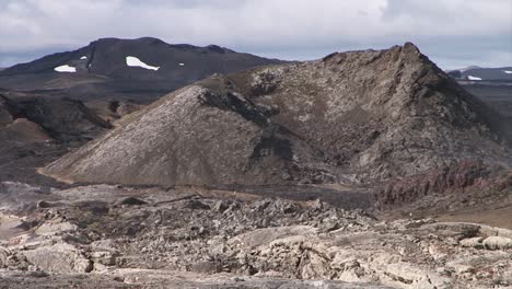 Vulkankrater-Auf-Island-Mit-Lavafeld-Davor