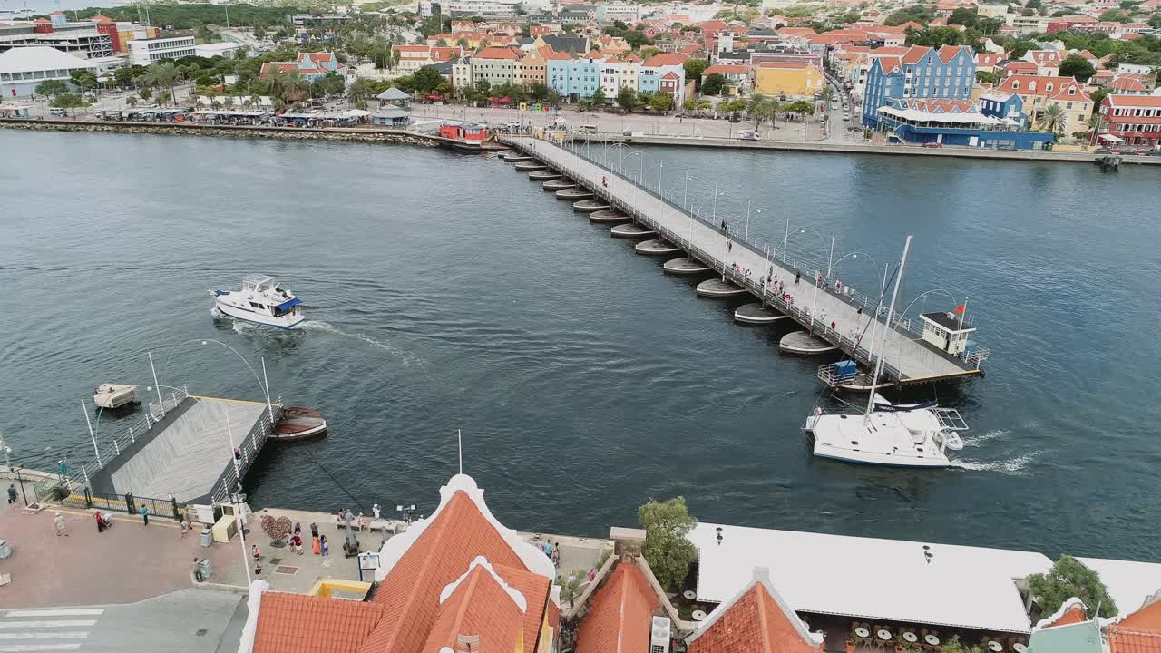 Barche che passano sotto il ponte di Willemstad e si dirigono verso il mare.