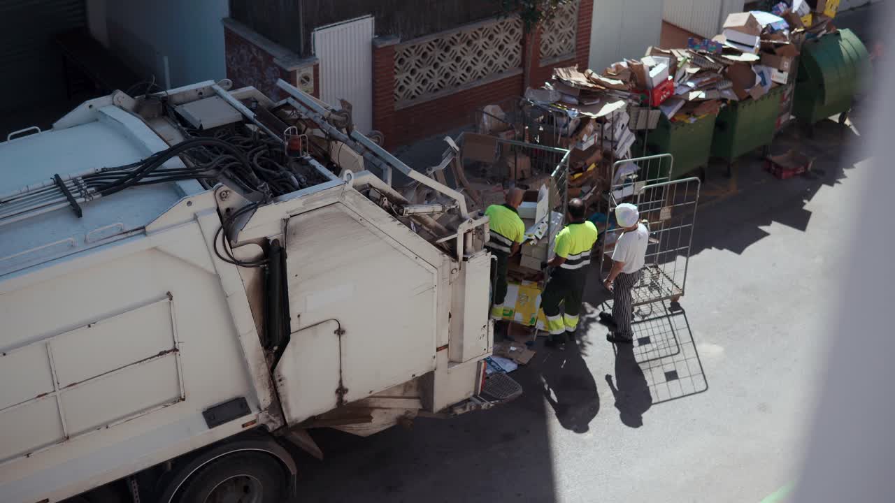 descarga de residuos reciclados en camiones de basura