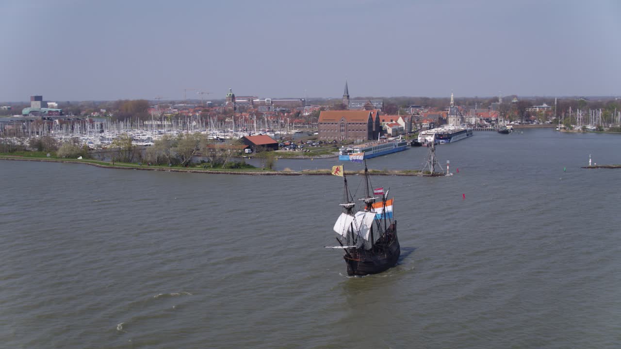 네덜란드 항구 에 있는 역사적 선박