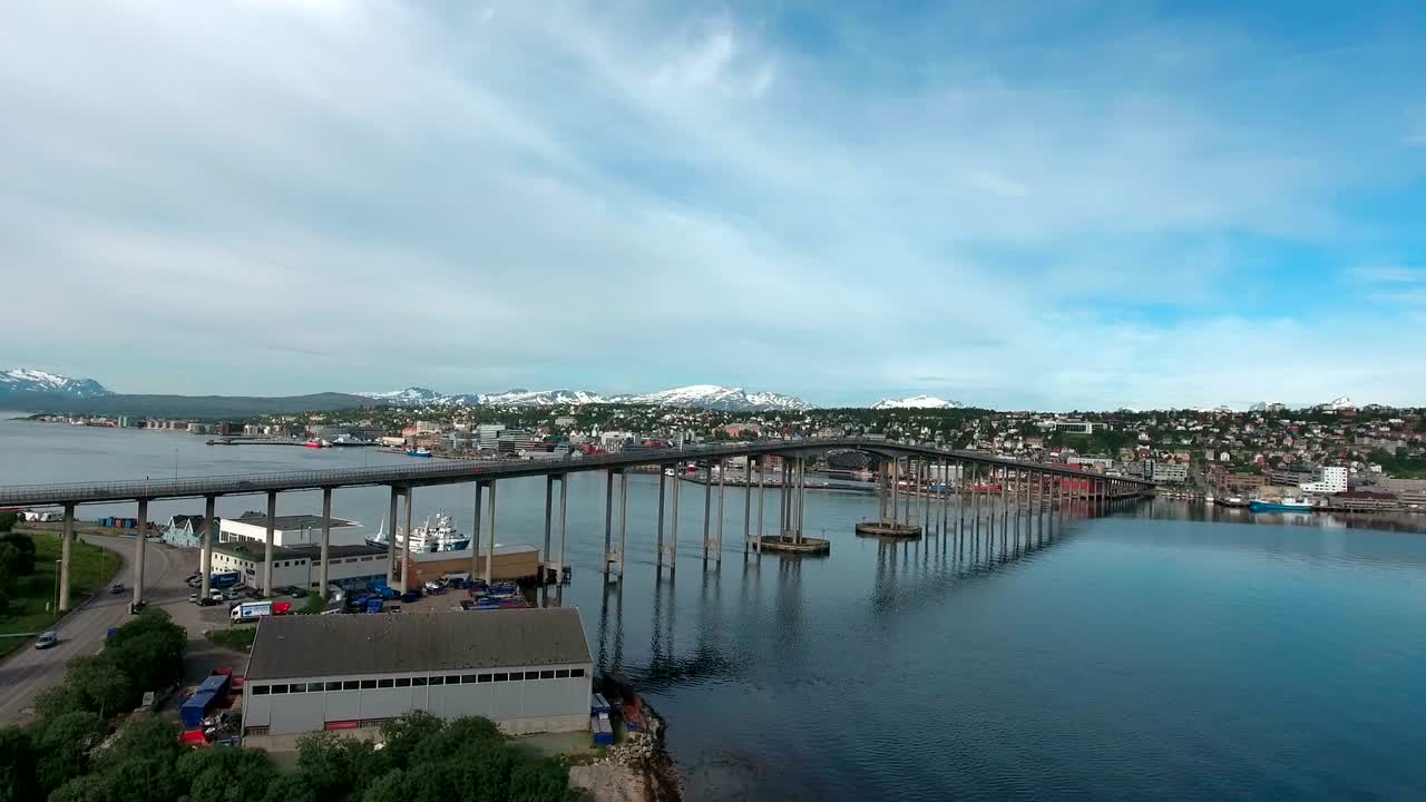 puente de la ciudad de tromsø, noruega imágenes aéreas