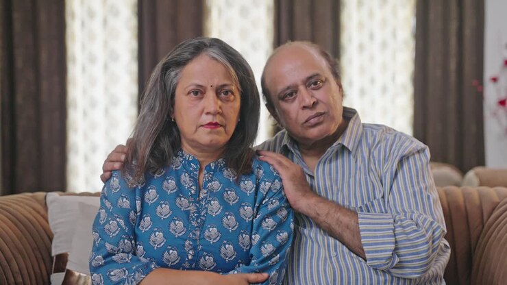 una vieja pareja india mirando fijamente a la cámara