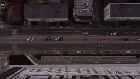 línea de tranvía bloqueada por automóviles y edificios de la ciudad, toma aérea superior