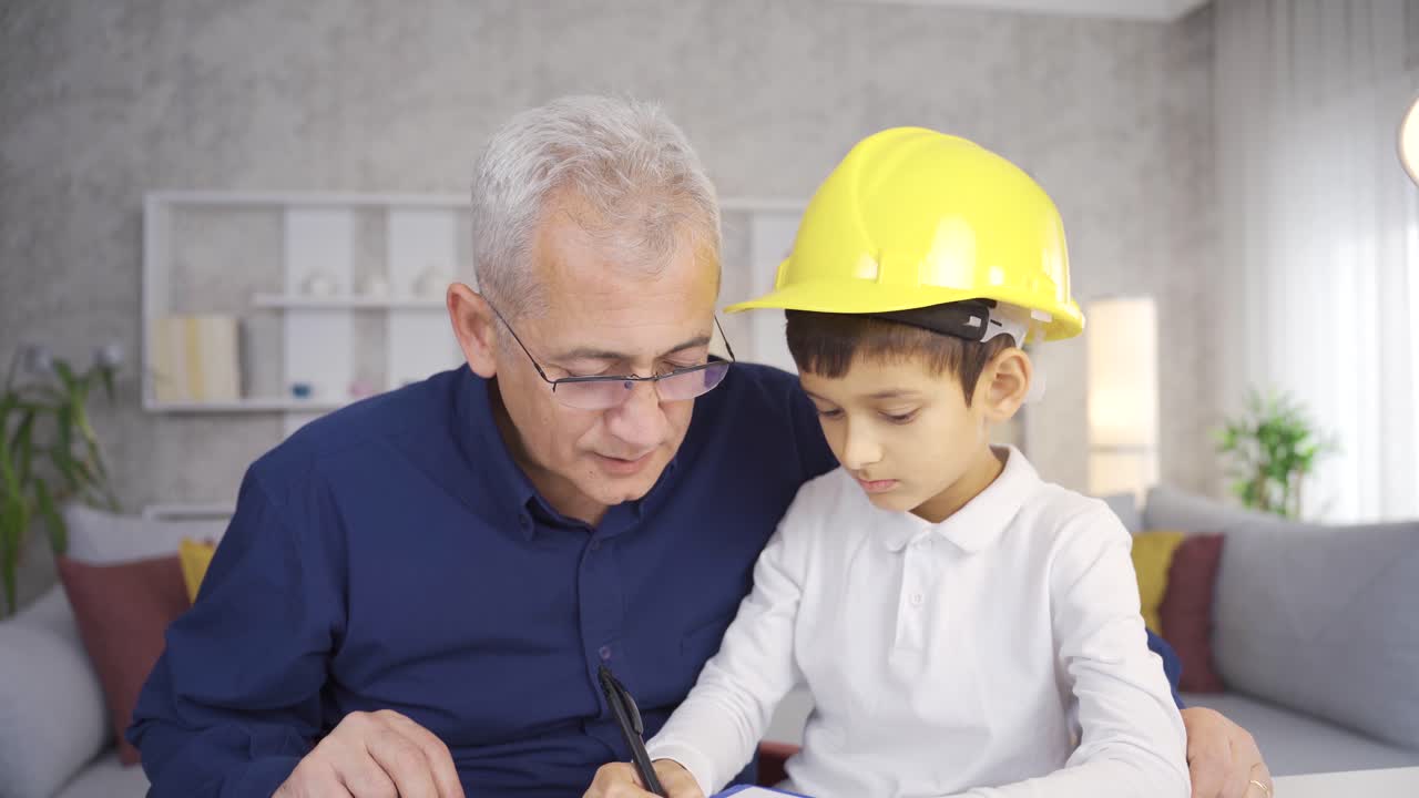 padre y hijo felices. hijo pequeño ayudando al padre ingeniero.