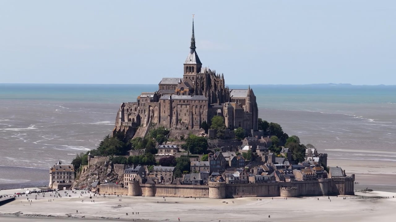 Abadia medieval do Mont Saint-Michel, um marco histórico em uma ilha de maré na Normandia, França.