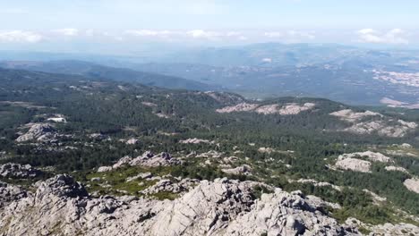 Kreisen-Sie-Mit-Der-Drohne-In-Der-Berglandschaft-Sardiniens-über-Dem-Monte-Limbara