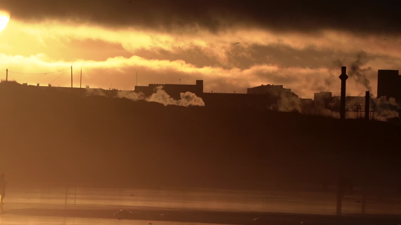 las tuberías de fábrica contaminan el aire