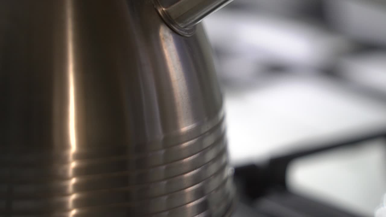 Ketel Suling Baja Tahan Karat Mendidih di Atas Kompor Gas