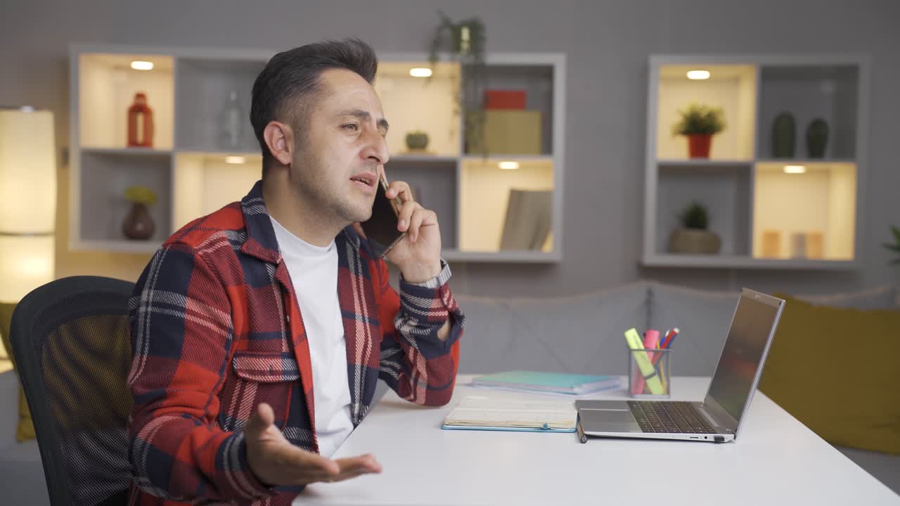 아내와 전화로 논쟁하는 남자가 반지를 벗는다.