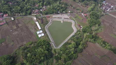 Vista-Aérea,-Imogiri-Embung-O-Embalse-De-Imogiri-En-Imogiri-Bantul,-Que-Es-Un-Lugar-Para-Acomodar-El-Flujo-De-Agua-De-Lluvia-Que-Tiene-Forma-De-Montaña-De-Marionetas