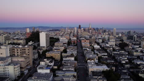 vista aérea sobre la calle california, el anochecer en las alturas del pacífico, san francisco