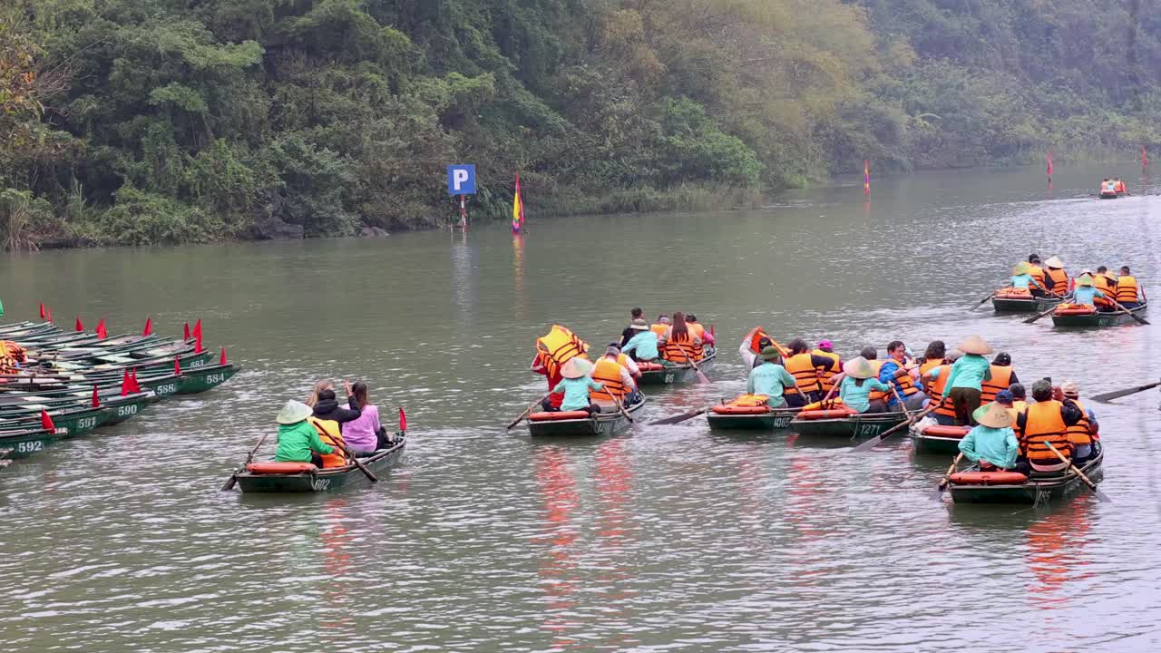 grupos de turistas remando en botes en un lago pintoresco