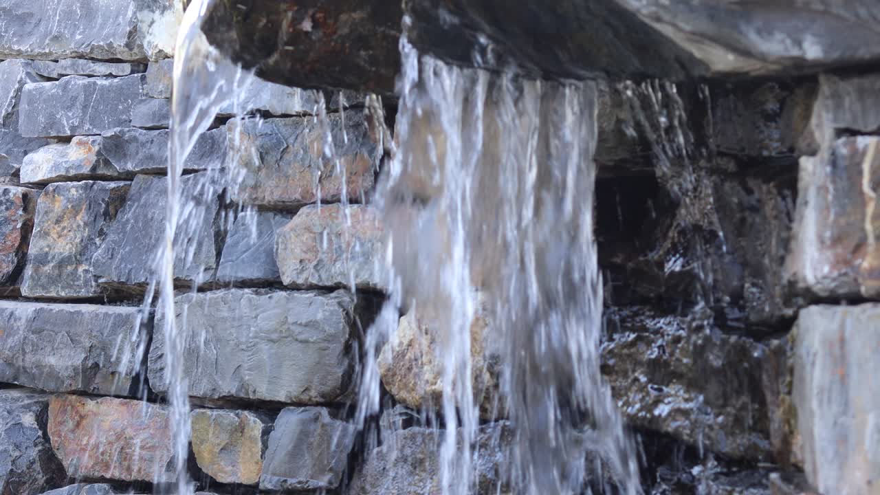 primer plano de la caída del agua - decoración del jardín - imágenes de bucle de 4k