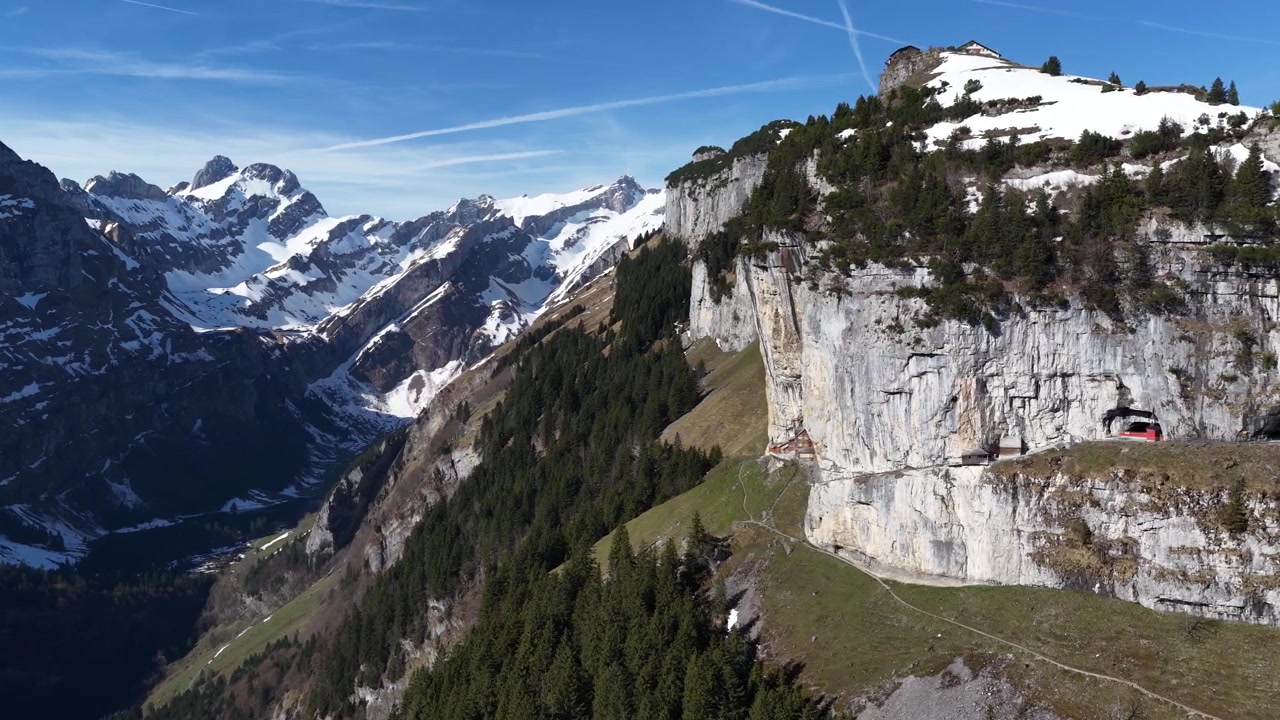 Zwitserse Alpen Zwitserland, besneeuwde alpiene hooglandtop, luchtfoto landschap met drone