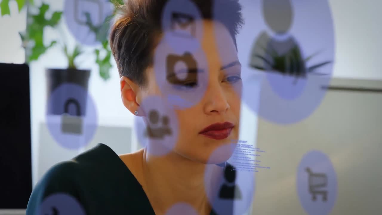 animación de una red de iconos digitales sobre una mujer de negocios utilizando una computadora