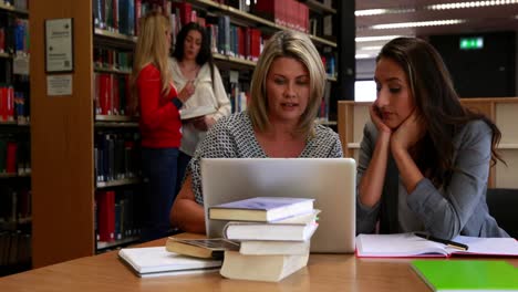 Ältere-Studenten-Nutzen-Laptop,-Um-Beim-Lernen-Zu-Helfen