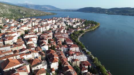 Luftdrohnenflug-über-Kastorias-Orestiada-See-–-Mazedonien,-Griechenlands-Juwel