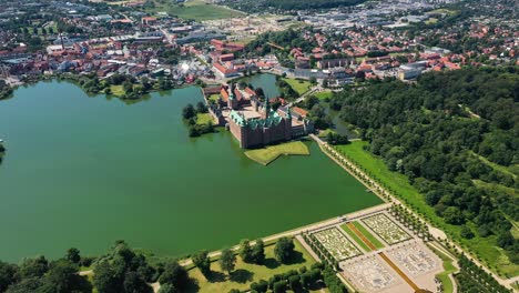 Vista-Panorámica-Sobre-El-Castillo-De-Frederiksborg-Y-Sus-Alrededores-En-Hillerod,-Dinamarca---Toma-Aérea-De-Drones