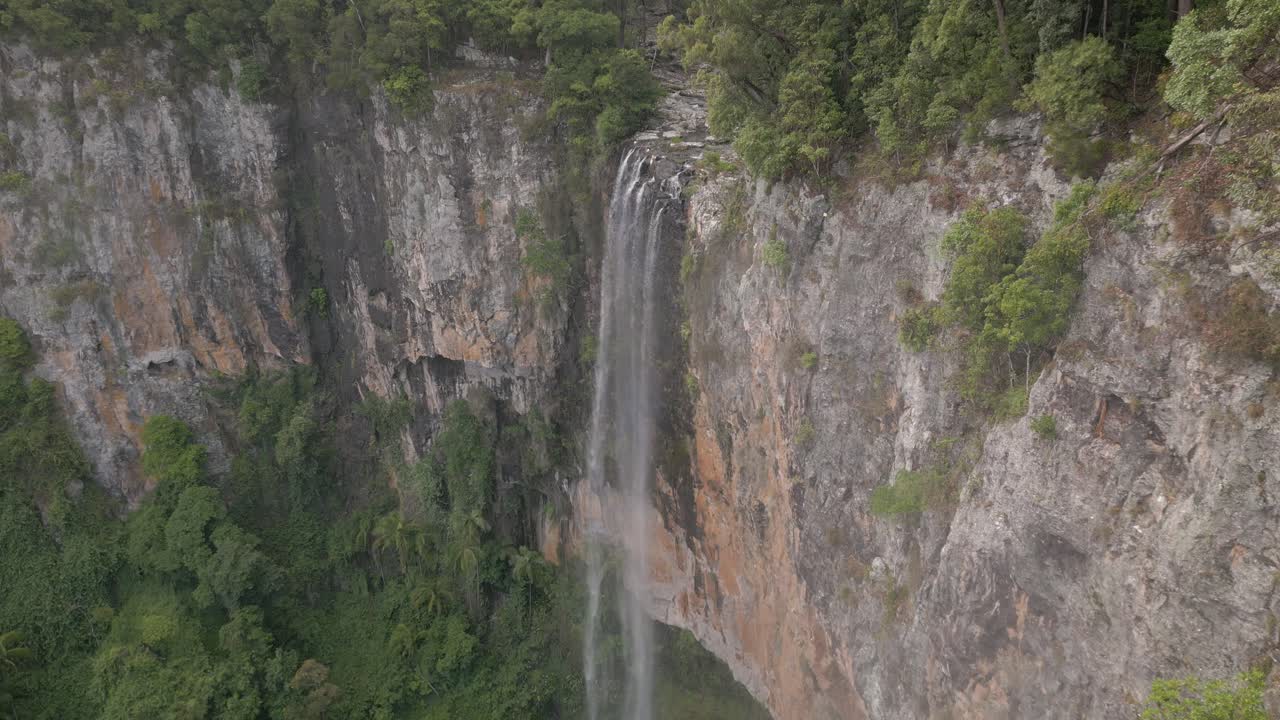 vista aérea de las cataratas purling brook en el parque nacional springbrook, interior de la costa dorada, queensland, australia