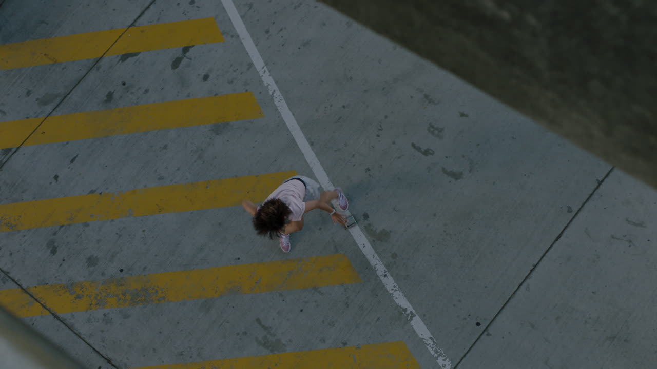 춤추는 여성 젊은 거리 댄서 아프로와 함께 현대적인 움직임을 수행 친구들이 도시 오버헤드 뷰에서 도시 프리스타일 춤을 즐기는 것을 지켜보고 있습니다.