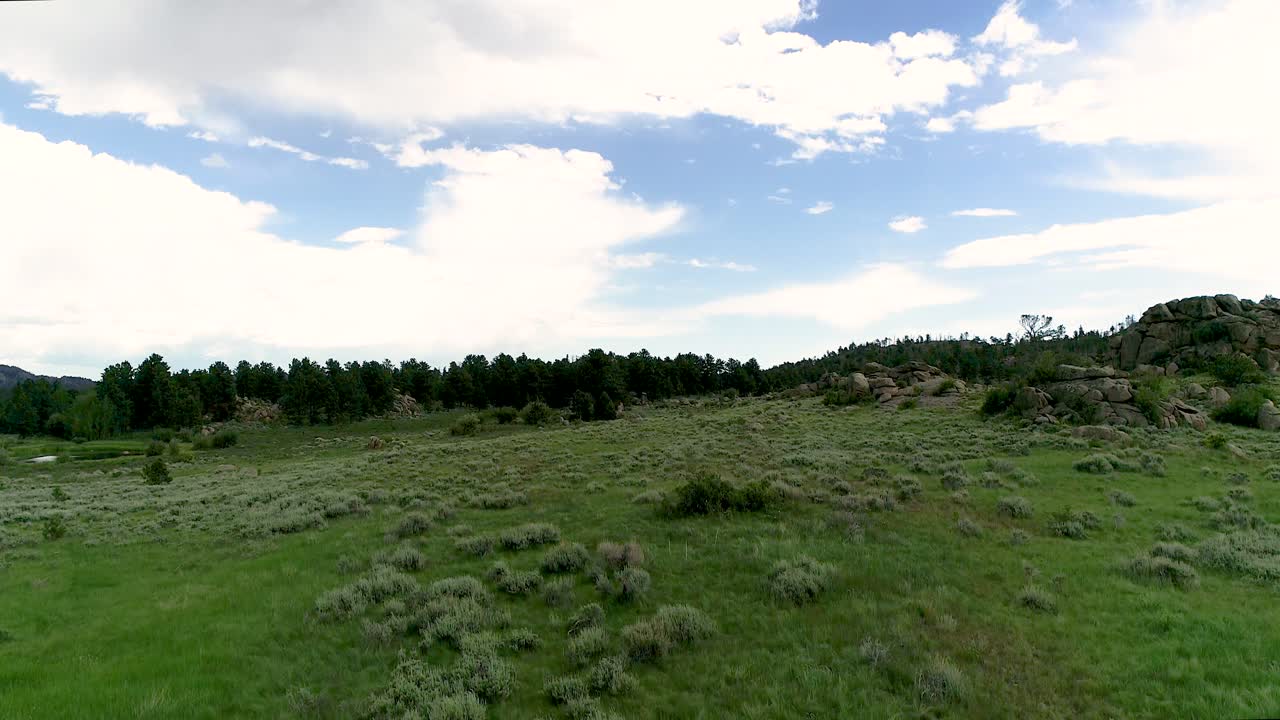 hermoso vuelo suave de drones de montaña en las tierras altas de colorado