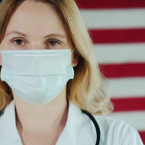 Rostro-De-Mujer-Del-Médico-Con-Máscara-Médica-En-Medio-De-La-Bandera-Americana-1