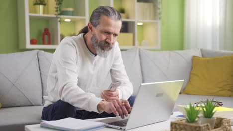 el hombre adulto está planeando el presupuesto. economía doméstica.