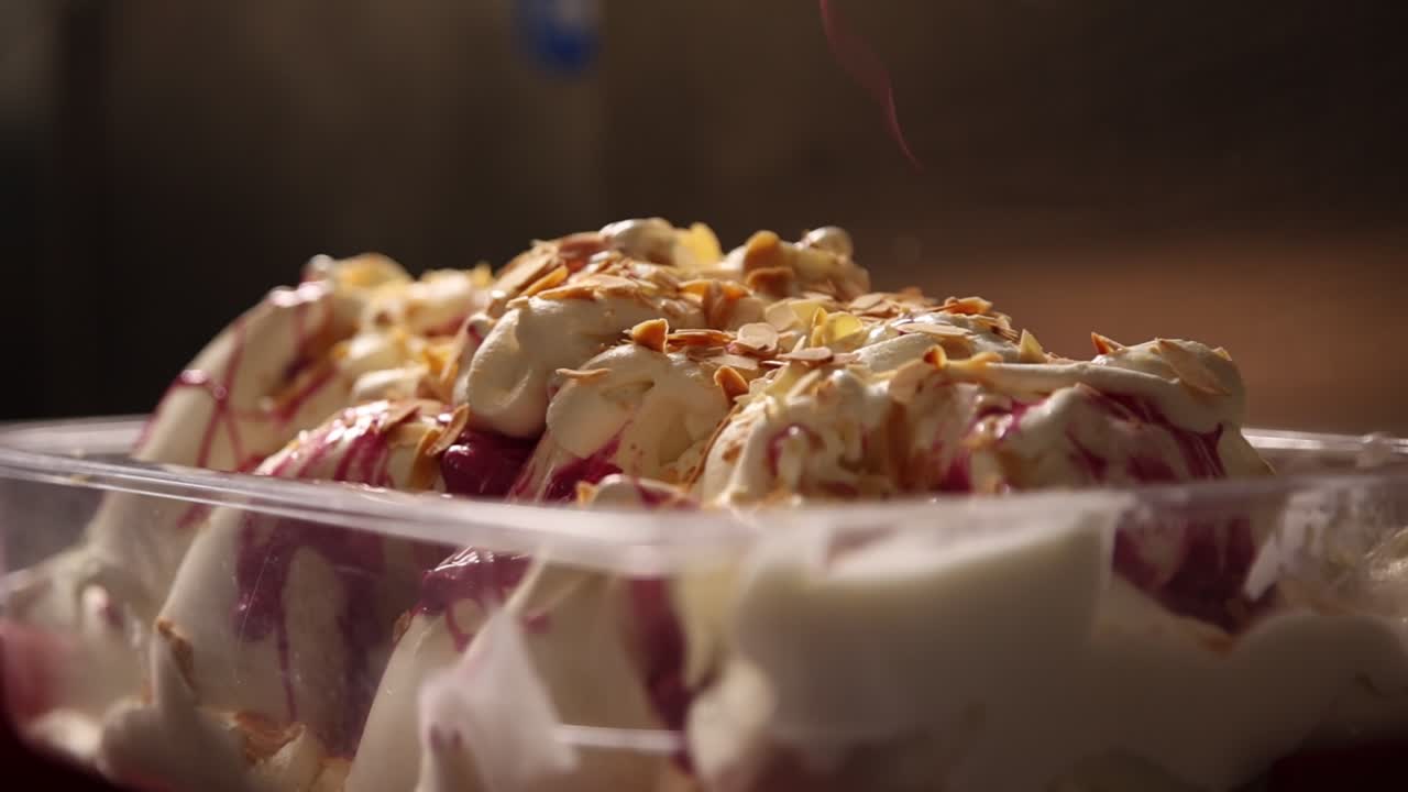 Dolce meringa con salsa ai frutti di bosco e mandorle a lamelle