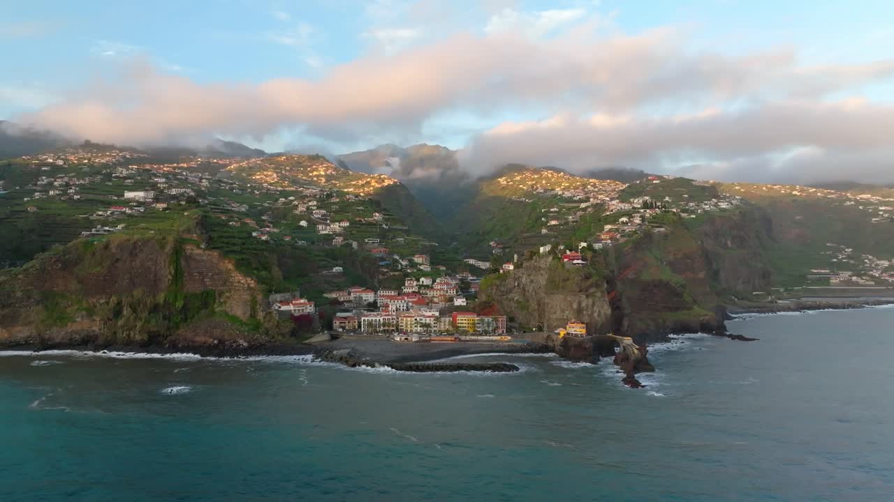 Passando per la città di Ponta do Sol nell'arcipelago di Madeira.