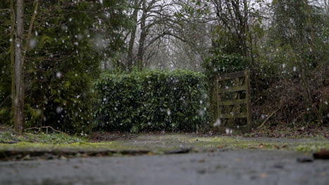 Nieve-Cayendo-Sobre-Un-Antiguo-Camino-Inglés-En-Una-Fría-Mañana-De-Invierno