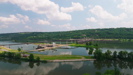 Vista-Del-Puente-De-La-Gran-Presa-Desde-El-Parque-Cook&#39;s-Landing-En-Little-Rock,-Arkansas,-EE.UU.