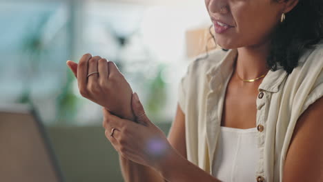 mujer con dolor en la muñeca