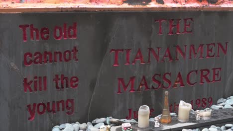 signo de "el pilar de la vergüenza" para recordar a las víctimas de tiananmen, ya que el gobierno prohibió la vigilia anual con velas en el parque victoria para conmemorar la masacre de la plaza de tiananmen en beijing en 1989.