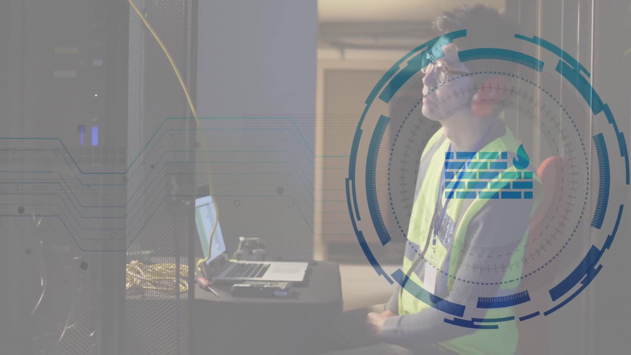 animación del firewall, círculos de carga, ingeniero masculino asiático comprobando el sistema de servidor de datos usando una computadora portátil