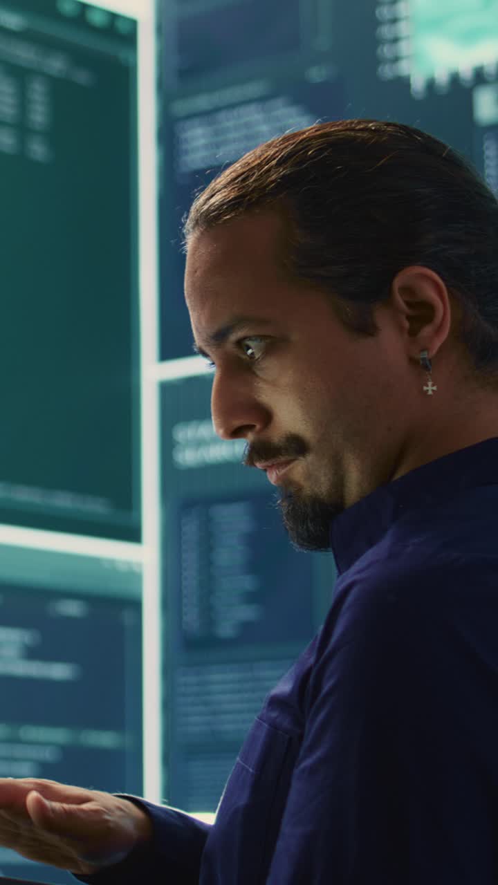 Programmerere som jobber på laptop i høyteknologisk serverrom